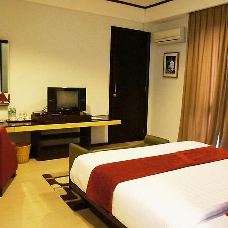 Rumah Nenek Hotel And Restaurant Padang  Eksteriør billede