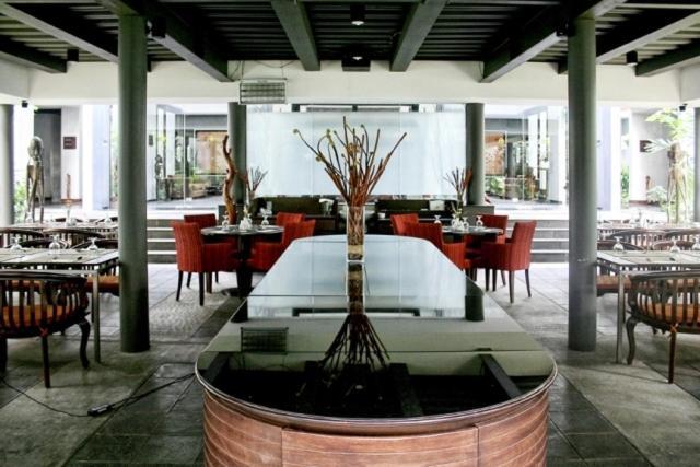 Rumah Nenek Hotel And Restaurant Padang  Eksteriør billede